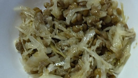 Salát z čočky a kysaného zelí