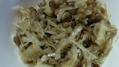 Salát z čočky a kysaného zelí