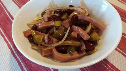 Salát ze špekáčků a  fazolí