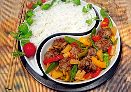 Sladkokyselé masové koule s paprikou a ananasem