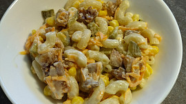 Těstovinový salát s kuřecím masem, tuňákem a kukuřicí