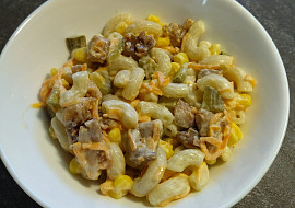 Těstovinový salát s kuřecím masem, tuňákem a kukuřicí