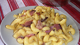 Těstoviny carbonara s parmezánem