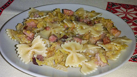 Těstoviny se zelím a anglickou slaninou