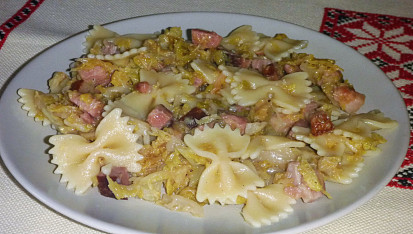 Těstoviny se zelím a anglickou slaninou