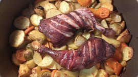 Uzená kuřecí stehna pečená na zelenině