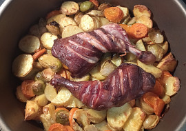 Uzená kuřecí stehna pečená na zelenině