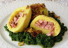 Bramborové knedlíky plněné uzeným masem a červené zelí s vínem