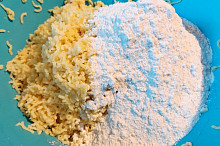 Brambory a hladká mouka na pekáče