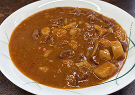 Buřtguláš se zelím