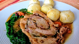 Bylinková vepřová roláda s česnekem