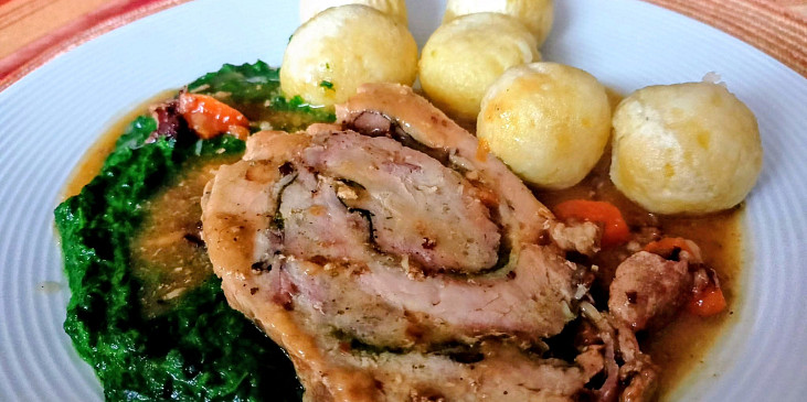 Bylinková vepřová roláda s česnekem