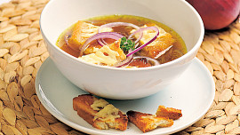 Cibulačka se sýrovými krutony