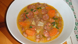 Fazolovo zeleninová polévka s klobásou