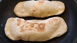 Indické placky naan z pánve (bez droždí)
