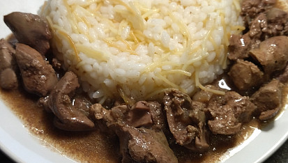 Kuřecí játra na červené cibuli