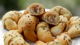 Kynuté rohlíčky plněné zelím a uzeným masem