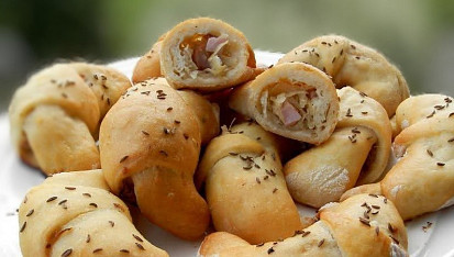 Kynuté rohlíčky plněné zelím a uzeným masem