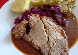 Pečená krkovička, hlávkové zelí s červeným vínem a bramborovým knedlíkem