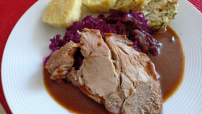 Pečená krkovička, hlávkové zelí s červeným vínem a bramborovým knedlíkem