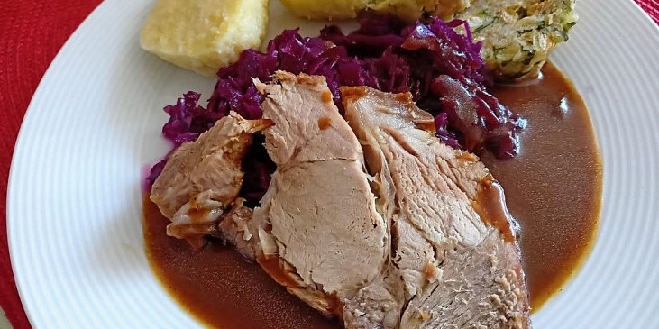 Pečená krkovička, hlávkové zelí s červeným vínem a bramborovým knedlíkem