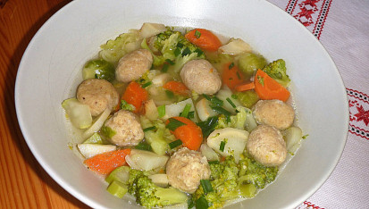 Polévka s drožďovými knedlíčky