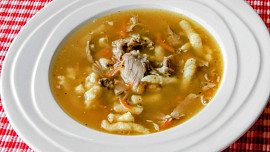 Silný vývar z  vepřových kostí se zeleninou  a noky