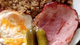 Sladkokyselá čočka s uzeným a volským okem