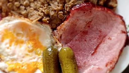 Sladkokyselá čočka s uzeným a volským okem