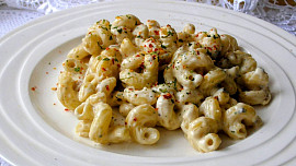 Těstoviny s jednoduchou sýrovou omáčkou