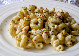 Těstoviny s jednoduchou sýrovou omáčkou