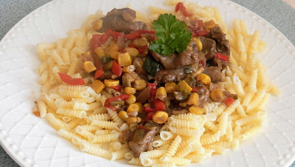 Těstoviny s kuřecím masem na kari