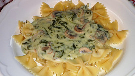 Těstoviny se špenátem a žampiony