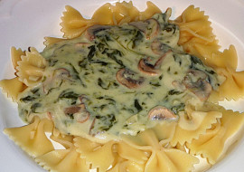 Těstoviny se špenátem a žampiony (s listovým špenátom)