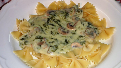 Těstoviny se špenátem a žampiony, s listovým špenátom