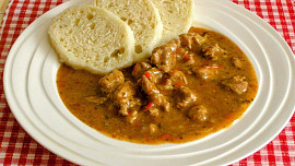 Vepřový guláš a domácí nočky