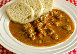 Vepřový guláš a domácí nočky