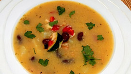 Zeleninová polévka s černými fazolemi a těstovinami