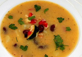 Zeleninová polévka s černými fazolemi a těstovinami