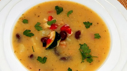 Zeleninová polévka s černými fazolemi a těstovinami