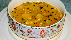 Zeleninová polévka s houskovo-sýrovými knedlíčky