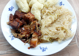 Bramborové noky, výpečky a zelí