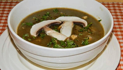 Celerovo žampionová polévka s kysanou smetanou