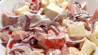 Jednoduchý rajčatový salát se sýrem a majonézou