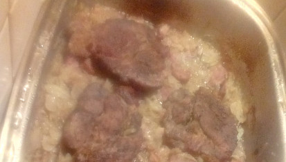 Krkovice pečená na hlávkovém zelí