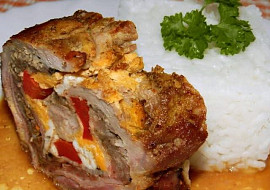 Krůtí roláda se špenátem a rajčaty