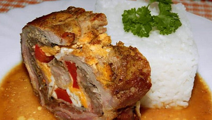 Krůtí roláda se špenátem a rajčaty