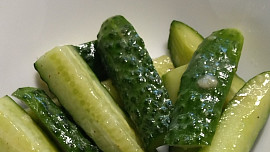 Okurky v hořčičné marinádě - salát