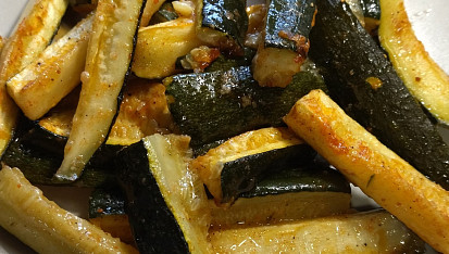 Pečená cuketa s česnekovo-koprovým dipem