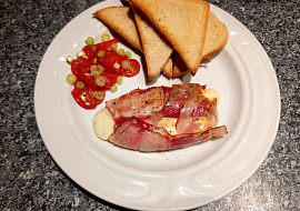 Pečený romadur ve slaninovém kabátku